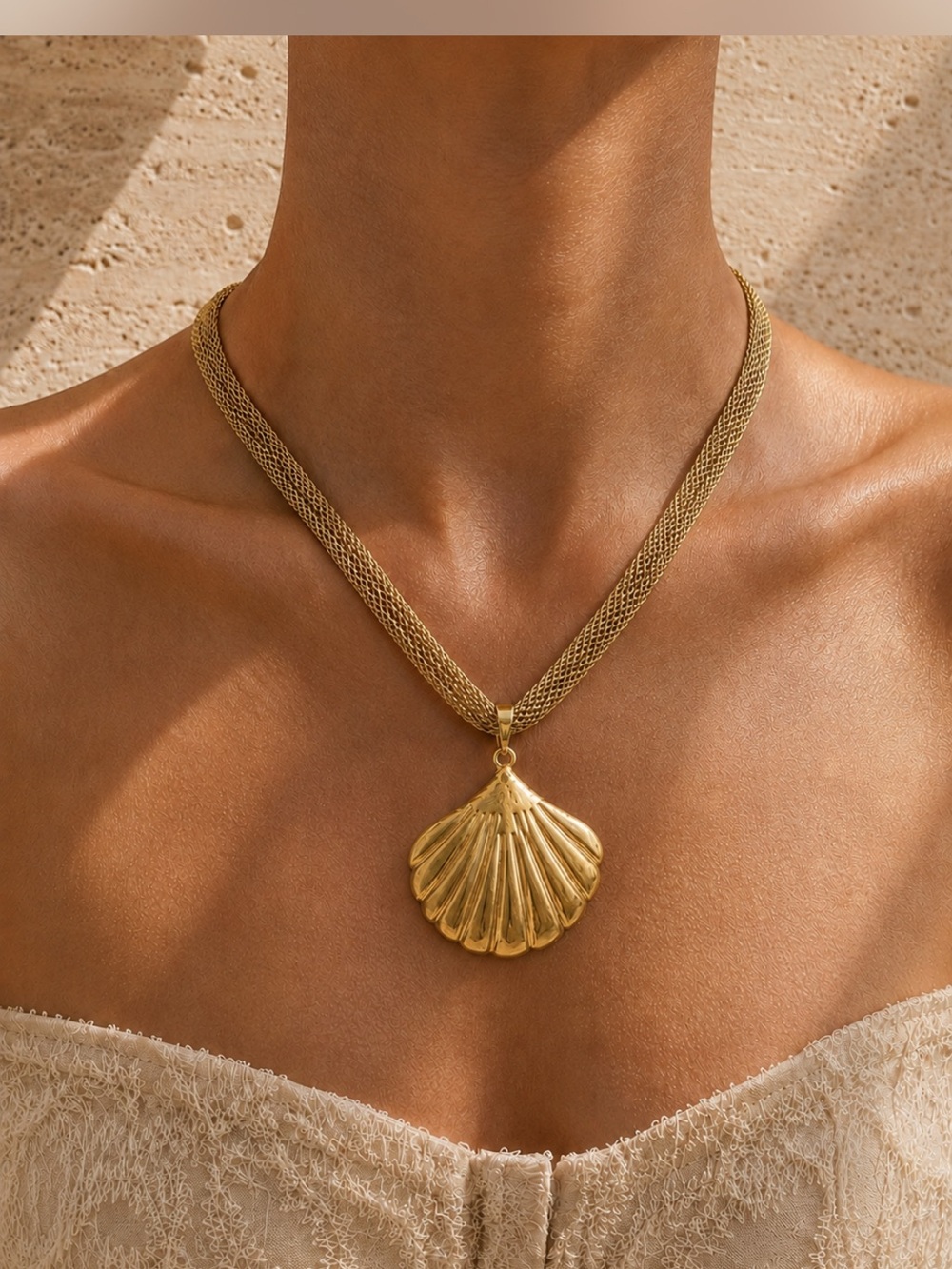 💛🐚Gold clamshell 19 inch necklace with super lightweight mesh chain